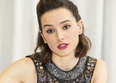 53310848_daisy-ridley-star-wars-the-force-awakens-press-conference-portraits-by-arman.jpg